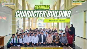 Foto bersama Bapak Hidayatul Taufik dalam Seminar Character Building di Surau Qur'an