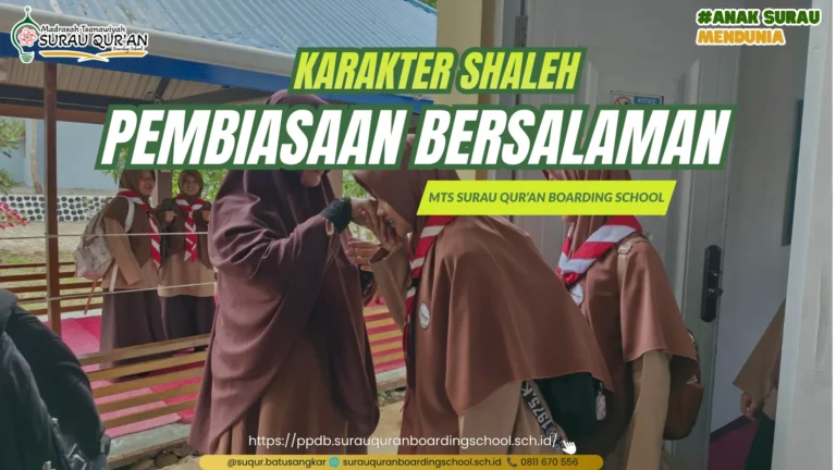 Santri MTs Surau Quran Batusangkar bersalaman dengan guru sebelum masuk dan keluar kelas untuk bangun karakter sholeh santri